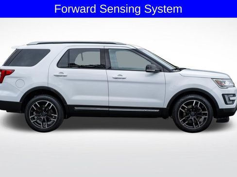 Used 2017 Ford Explorer XLT w/ Equipment Group 202A AWD/4WD image 9
