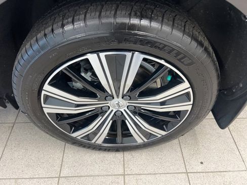Used 2022 Volvo XC60 B6 Inscription w/ Protection Package Premier image 11