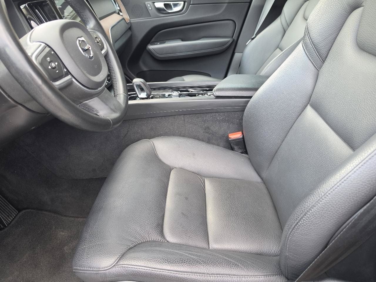 Used 2022 Volvo XC60 B5 Momentum AWD/4WD image 10