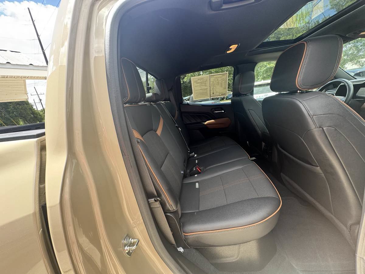 Used 2024 GMC Canyon AT4 w/ Technology Package AWD/4WD image 10