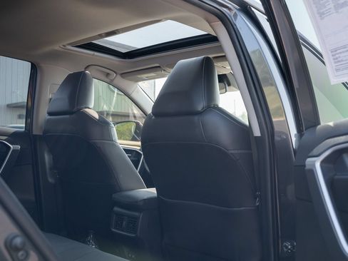 Used 2020 Toyota RAV4 XLE Premium FWD image 15