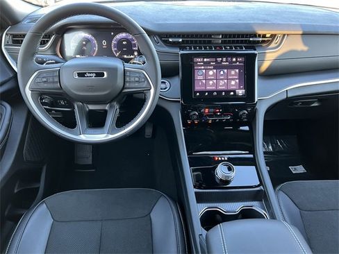 New 2025 Jeep Grand Cherokee Altitude image 3