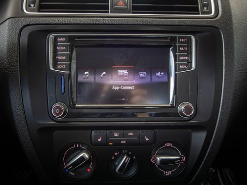 Used 2017 Volkswagen Jetta SE image 39