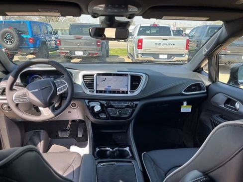 New 2026 Chrysler Pacifica Limited FWD image 12