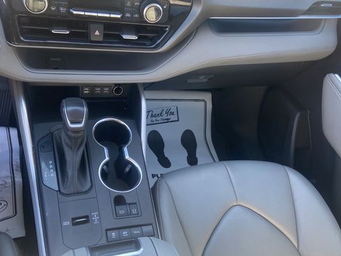 Used 2022 Toyota Highlander XLE image 19