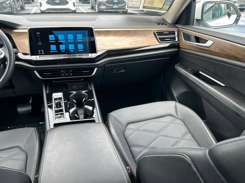 Used 2025 Volkswagen Atlas SE FWD image 11