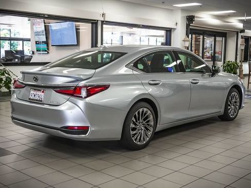Certified 2025 Lexus ES 300h w/ Luxury Package FWD image 6