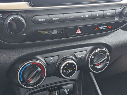 Used 2025 Hyundai Venue SE image 22