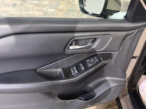 Certified 2025 Nissan Rogue SV image 9