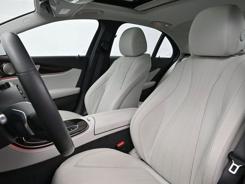Used 2021 Mercedes-Benz E 350 4MATIC Sedan image 5