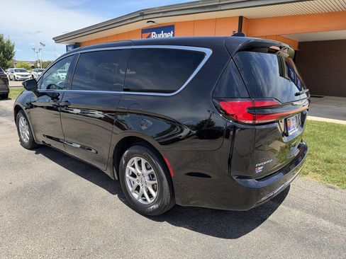 Used 2025 Chrysler Pacifica Select FWD image 3