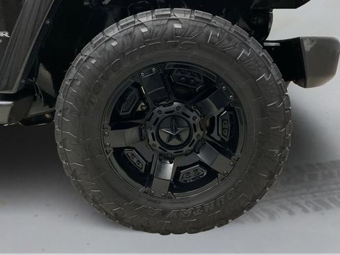 Used 2016 Jeep Wrangler Unlimited Sahara w/ Dual Top Group image 15