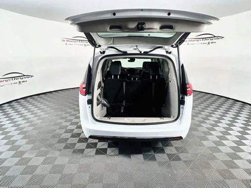 Used 2024 Chrysler Pacifica Limited FWD image 28