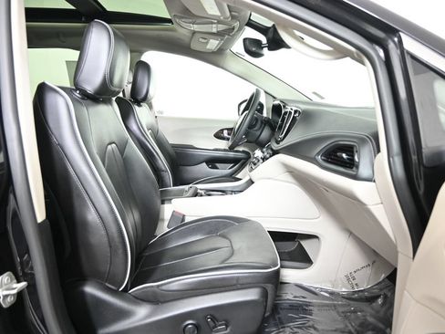 Used 2023 Chrysler Pacifica Limited FWD image 13