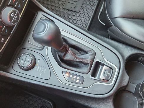 Used 2020 Jeep Cherokee Trailhawk image 16