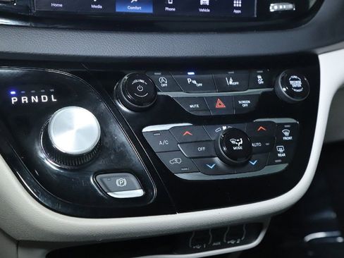 Used 2024 Chrysler Pacifica Touring-L FWD image 25