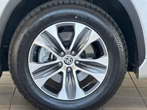 Certified 2024 Toyota Highlander XLE FWD image 28