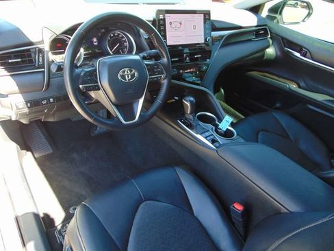 Used 2022 Toyota Camry XLE image 11