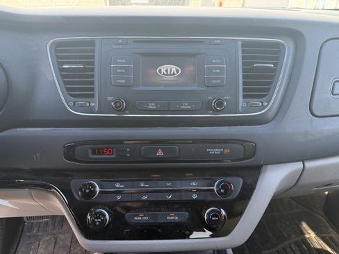 Used 2017 Kia Sedona LX image 9