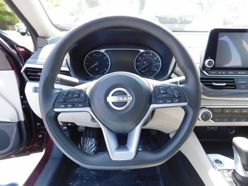 Used 2025 Nissan Altima 2.5 SV FWD image 7
