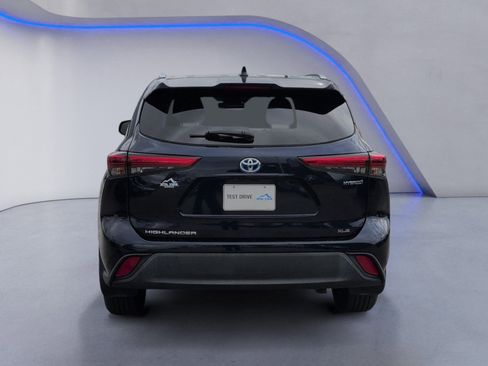 Used 2021 Toyota Highlander XLE image 4