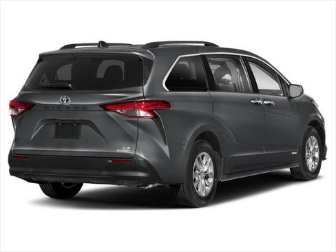 Certified 2025 Toyota Sienna XLE FWD image 3