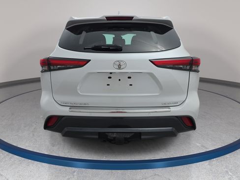 Used 2023 Toyota Highlander Limited FWD image 6