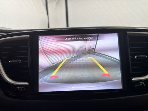 Used 2023 Chrysler Pacifica Touring-L FWD image 29