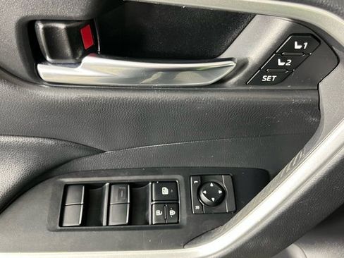 Used 2020 Toyota RAV4 XLE Premium image 21