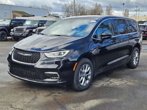 New 2026 Chrysler Pacifica Limited image 3
