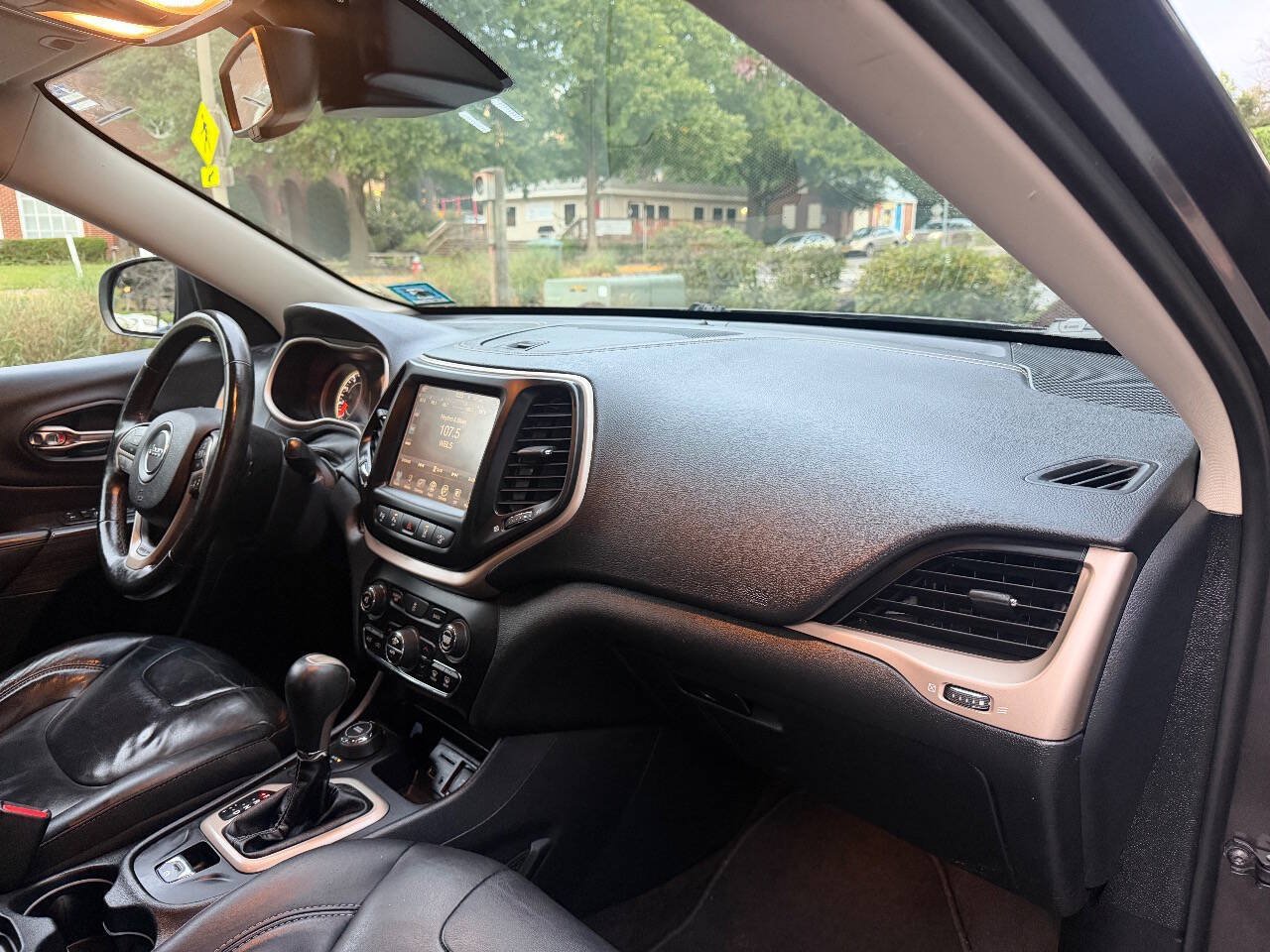 Used 2016 Jeep Cherokee Limited w/ Technology Group AWD/4WD image 19