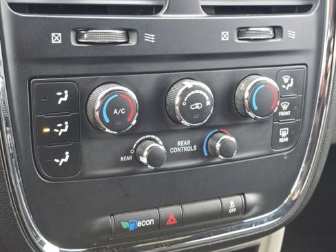 Used 2014 Dodge Grand Caravan SE image 24