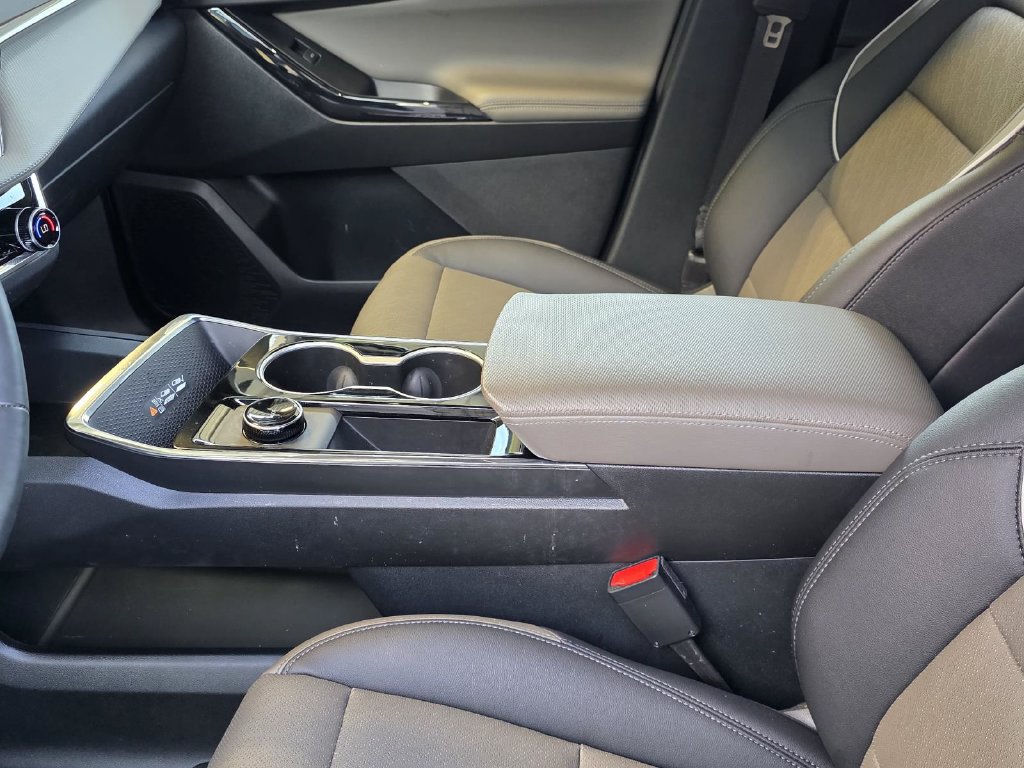 Used 2026 Chevrolet Equinox LT w/ Convenience Package II FWD image 9