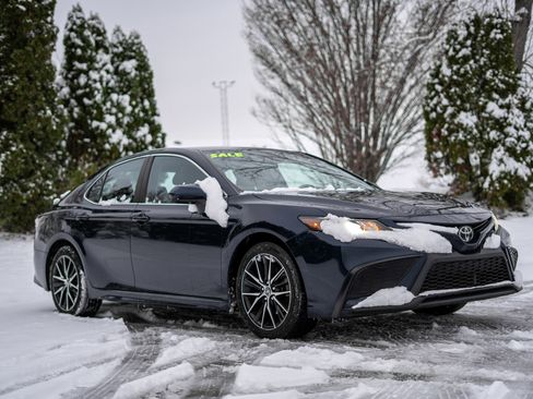 Used 2021 Toyota Camry SE image 3