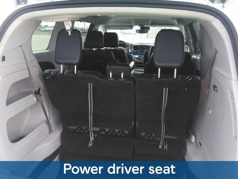 Used 2024 Chrysler Pacifica Touring-L FWD image 12