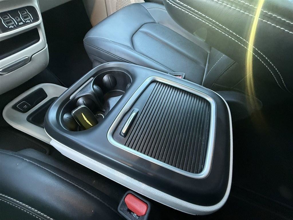 Used 2024 Chrysler Pacifica Touring-L FWD image 32