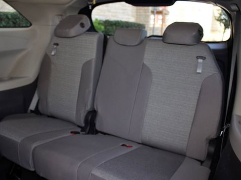 Used 2022 Toyota Sienna LE FWD image 14