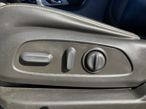 Used 2022 Chevrolet Traverse LT image 32