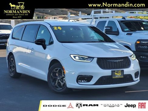Used 2024 Chrysler Pacifica Limited FWD image 1