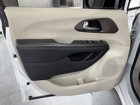 Used 2022 Chrysler Voyager LX FWD image 16