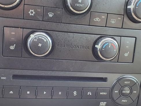 Used 2011 Volkswagen Routan SE FWD image 10