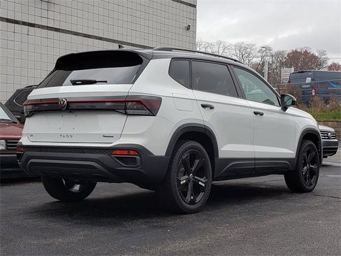 New 2025 Volkswagen Taos SE image 3