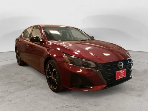 Used 2024 Nissan Altima 2.5 SR FWD image 8
