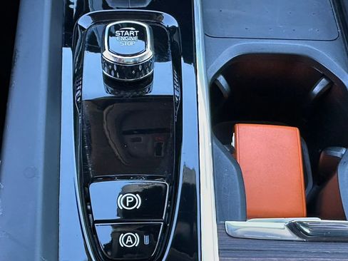 Used 2022 Volvo XC60 B5 Momentum w/ Climate Package image 25