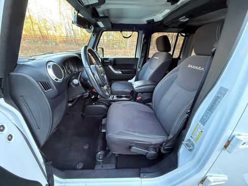 Used 2017 Jeep Wrangler Unlimited Sahara w/ Connectivity Group image 14