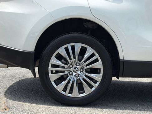 Used 2022 Toyota Venza XLE AWD/4WD image 9