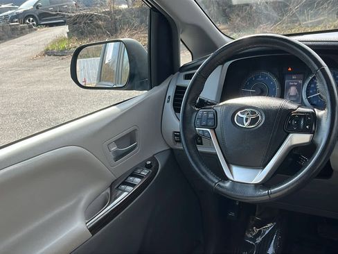 Used 2017 Toyota Sienna XLE AWD/4WD image 27