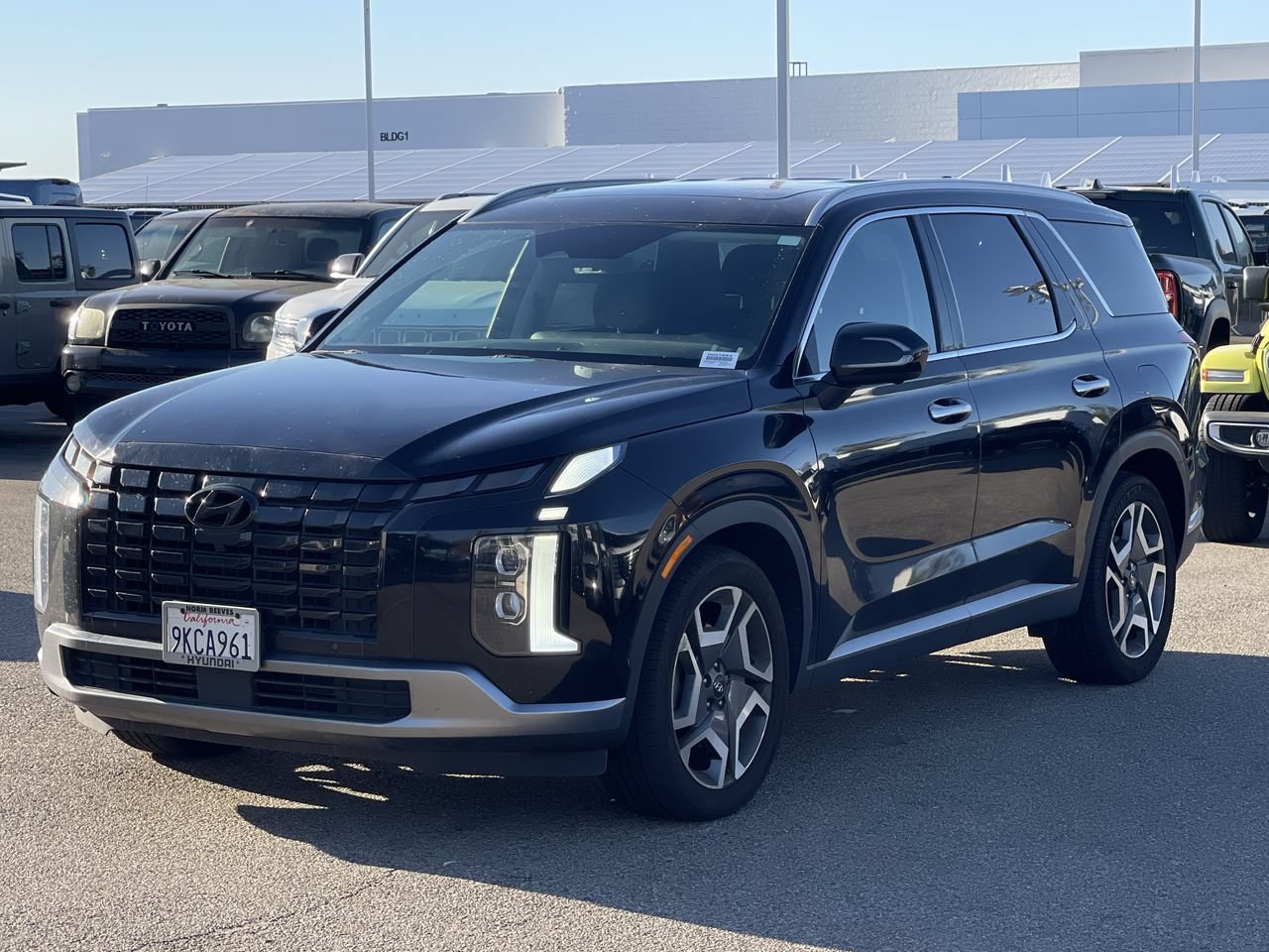 Used 2024 Hyundai Palisade SEL w/ Premium Package FWD image 2
