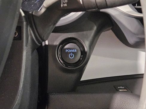 Used 2025 Toyota Sienna LE FWD image 33