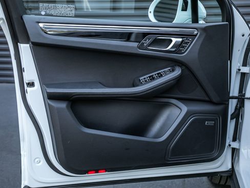 Certified 2025 Porsche Macan image 17